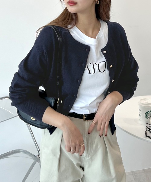 Futier land（フューティアランド）の「《26SS 新作》【新色追加】ゴールドボタンラウンドネックカーディガン（カーディガン/ボレロ・レディース・レッド/ネイビー/ライトベージュ/グレイッシュベージュ/グリーン系その他/グレー/オフホワイト/ピンク・MEDIUM/LARGE）」の14枚目の写真