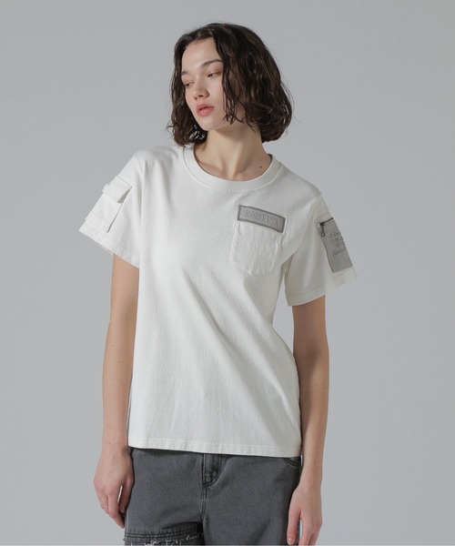 AVIREX(アヴィレックス)の「《50th Anniversary》LEATHER PATCHED FATIGUE T-SHIRT/レザーパッチ ファティーグTシャツ(Tシャツ/カットソー・レディース・ホワイト/ブラック・F)」の2枚目の写真