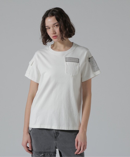 AVIREX(アヴィレックス)の「《50th Anniversary》LEATHER PATCHED FATIGUE T-SHIRT/レザーパッチ ファティーグTシャツ(Tシャツ/カットソー・レディース・ホワイト/ブラック・F)」の3枚目の写真