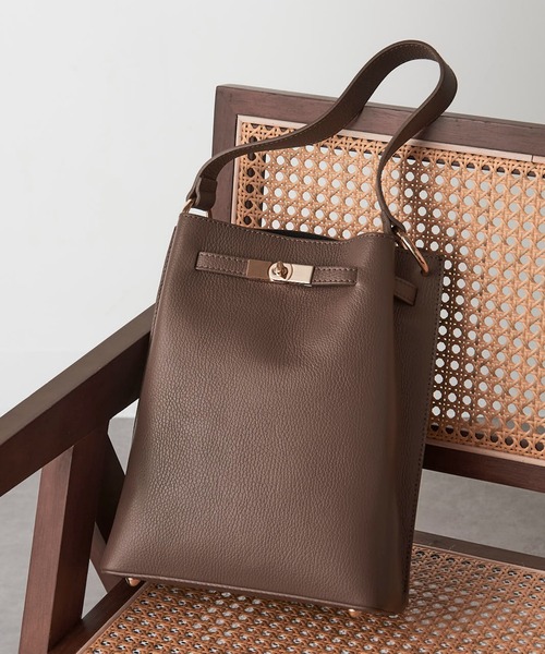 セール】【AULENTTI】2way金具ベルト レザーワンハンドルトートバッグ