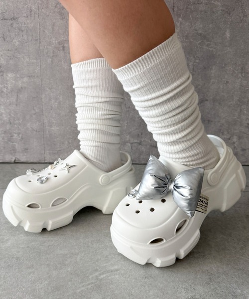 WEGO（ウィゴー）の「WEGO/【25年春夏新作】パーツ付き厚底ラバーサンダル（サンダル・レディース・ブラック/ホワイト・LARGE/MEDIUM/SMALL）」の2枚目の写真