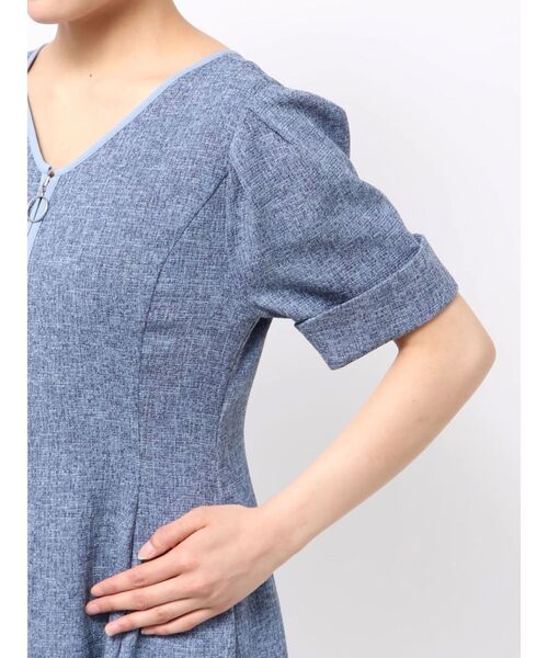 LAGUNAMOON（ラグナムーン）の「フロントジップVネックフレアワンピース（ワンピース・レディース・ベージュ/ブルー/ブラック・MEDIUM/SMALL）」の5枚目の写真