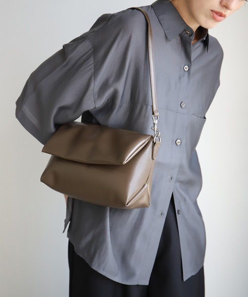 select MOCA（セレクトモカ）の「パフフラップワンハンドルバッグ（ショルダーバッグ・レディース・ブラック/ブラウン/シルバー・FREE）」の7枚目の写真