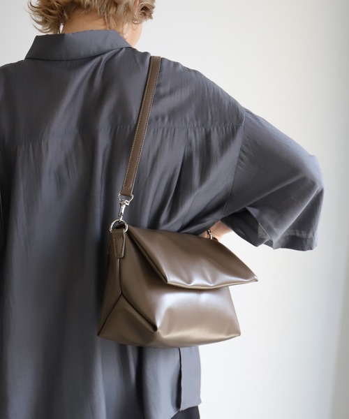 select MOCA（セレクトモカ）の「パフフラップワンハンドルバッグ（ショルダーバッグ・レディース・ブラック/ブラウン/シルバー・FREE）」の11枚目の写真