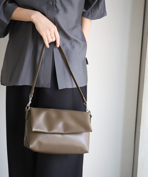 select MOCA（セレクトモカ）の「パフフラップワンハンドルバッグ（ショルダーバッグ・レディース・ブラック/ブラウン/シルバー・FREE）」の5枚目の写真