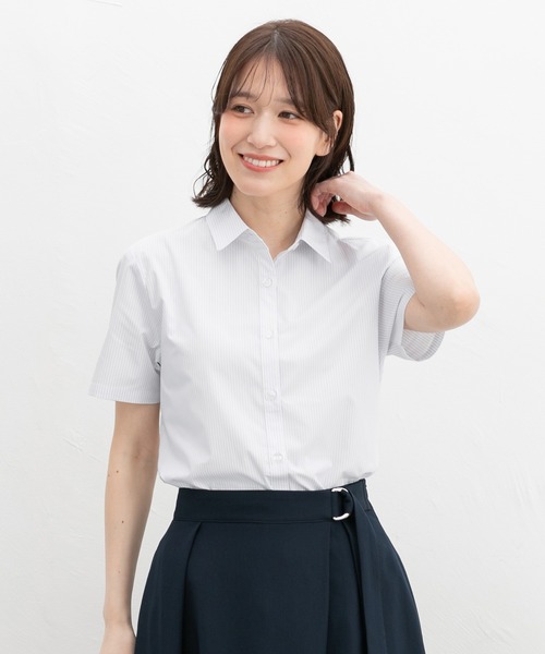 Honeys（ハニーズ）の「【らくらくアイロン】らくらく伸縮半袖シャツ（ビジネスシャツ・レディース・ホワイト×ブルー/ホワイト×グレー/ホワイト×パープル/サックスブルー系/ホワイト/ネイビー・3L/L/LL/M/S）」の12枚目の写真