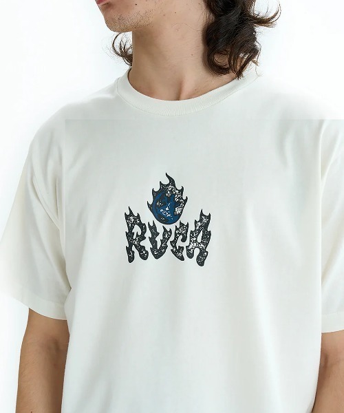RVCA(ルーカ)の「RVCA メンズ BURN NOTICE SS Tシャツ 【2025年夏モデル】/ルーカ半袖ロゴTシャツ(Tシャツ/カットソー・メンズ・イエロー/スミクロ/バーガンディー/オフホワイト・LARGE/X-LARGE/SMALL/MEDIUM)」の1枚目の写真