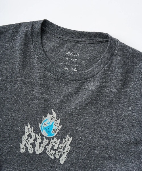 RVCA(ルーカ)の「RVCA メンズ BURN NOTICE SS Tシャツ 【2025年夏モデル】/ルーカ半袖ロゴTシャツ(Tシャツ/カットソー・メンズ・イエロー/スミクロ/バーガンディー/オフホワイト・LARGE/X-LARGE/SMALL/MEDIUM)」の9枚目の写真