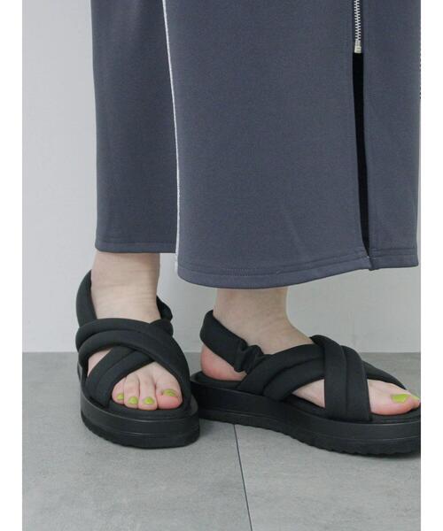 Samansa Mos2 blue(サマンサモスモスブルー)の「パテッドクロスサンダル(ドレスシューズ・レディース・ブラック/オフホワイト・L/M)」の1枚目の写真