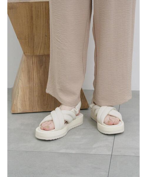 Samansa Mos2 blue(サマンサモスモスブルー)の「パテッドクロスサンダル(ドレスシューズ・レディース・ブラック/オフホワイト・L/M)」の13枚目の写真