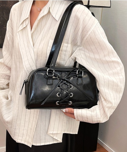 レースアップデザイン ショルダーバッグ グレー SPINNS（スピンズ）の「サイドレースアップ 合皮ショルダーバッグ