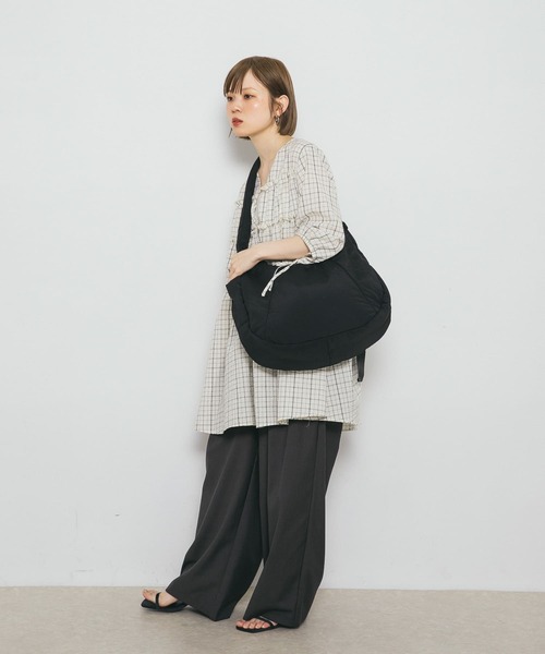 KBF（ケイビーエフ）の「パファーナイロンBAG（ショルダーバッグ・レディース・ブラック/アイボリー・ONE）」の2枚目の写真