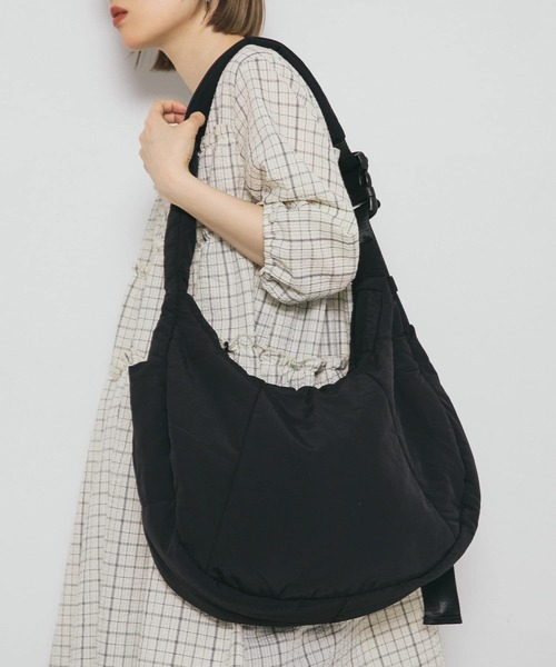 KBF（ケイビーエフ）の「パファーナイロンBAG（ショルダーバッグ・レディース・ブラック/アイボリー・ONE）」の7枚目の写真