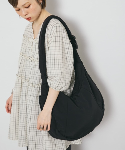 KBF（ケイビーエフ）の「パファーナイロンBAG（ショルダーバッグ・レディース・ブラック/アイボリー・ONE）」の9枚目の写真