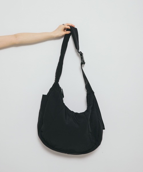 KBF（ケイビーエフ）の「パファーナイロンBAG（ショルダーバッグ・レディース・ブラック/アイボリー・ONE）」の11枚目の写真