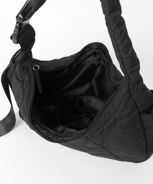 KBF（ケイビーエフ）の「パファーナイロンBAG（ショルダーバッグ・レディース・ブラック/アイボリー・ONE）」の19枚目の写真