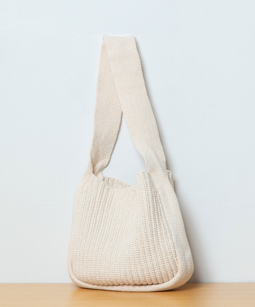 Munich(ミューニック)の「畦編みニットショルダーバッグ(ショルダーバッグ・レディース・ブラック/キャメル/アイボリー・FREE)」の2枚目の写真