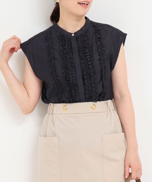 MICO COULIER（ミコクリエ）の「シルキーローンフリルブラウス（シャツ/ブラウス・レディース・ブルー/チャコールグレー/ブラウン・38）」の2枚目の写真