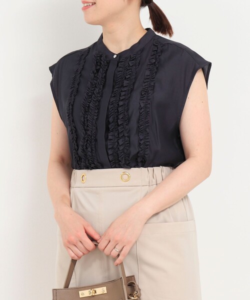 MICO COULIER（ミコクリエ）の「シルキーローンフリルブラウス（シャツ/ブラウス・レディース・ブルー/チャコールグレー/ブラウン・38）」の22枚目の写真