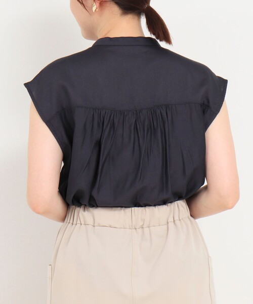 MICO COULIER（ミコクリエ）の「シルキーローンフリルブラウス（シャツ/ブラウス・レディース・ブルー/チャコールグレー/ブラウン・38）」の18枚目の写真