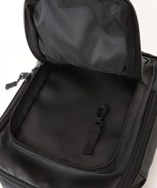 Mark Gonzales(マーク・ゴンザレス)の「【Mark Gonzales】マークゴンザレス タテミニショルダー 3L(ショルダーバッグ・メンズ・ブラック/ホワイト・FREE)」の6枚目の写真