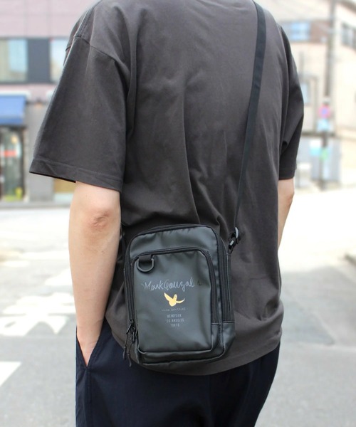 Mark Gonzales(マーク・ゴンザレス)の「【Mark Gonzales】マークゴンザレス タテミニショルダー 3L(ショルダーバッグ・メンズ・ブラック/ホワイト・FREE)」の2枚目の写真