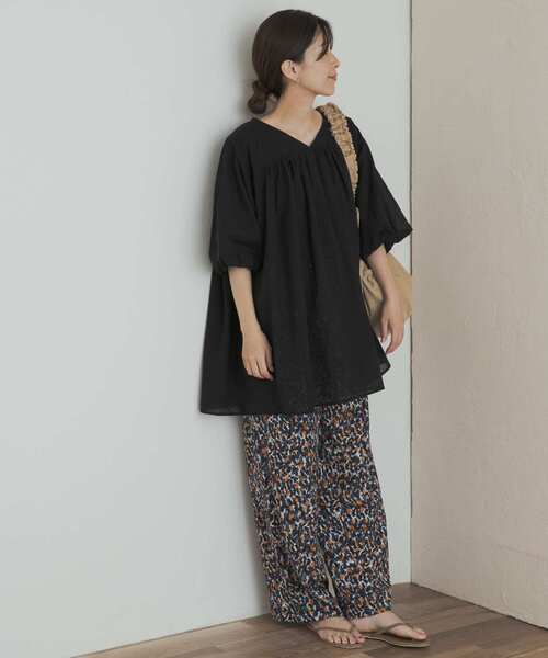 URBAN RESEARCH DOORS（アーバンリサーチドアーズ）の「コットンボイルVネックチュニック（チュニック・レディース・ブラック/オフホワイト・MEDIUM）」の11枚目の写真