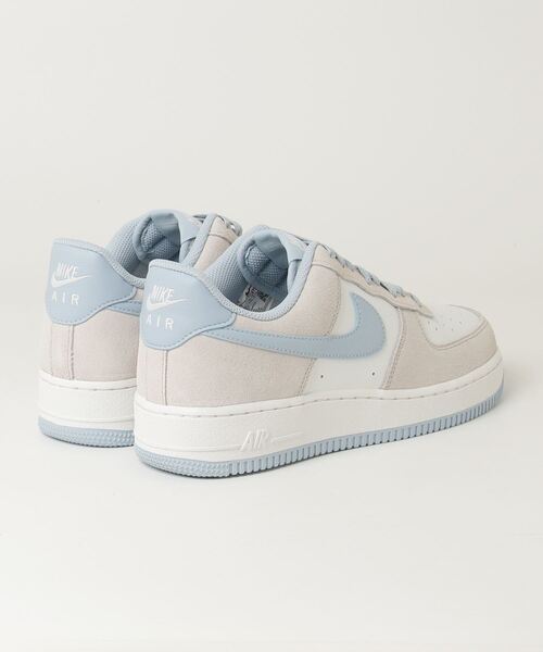 NIKE(ナイキ)の「AIR FORCE 1 '07 LV8(スニーカー・メンズ・ホワイト系その他・28.0cm/27.5cm/27.0cm/26.5cm/26.0cm/25.5cm/28.5cm)」の2枚目の写真