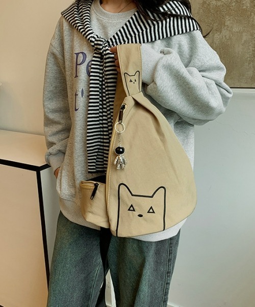 gossip!ロサンゼルス(ゴシップロサンゼルス)の「【Y2Kガーリー】軽量ワンショルダー/ボディバッグ(チャームなし)(ボディバッグ/ウエストポーチ・レディース・ブラック/カーキ・FREE)」の4枚目の写真