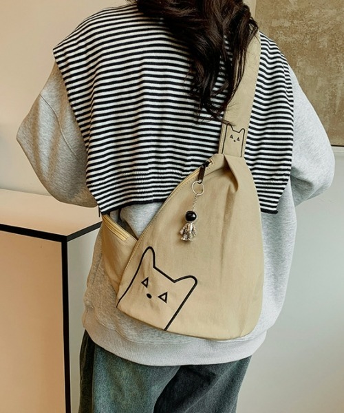 gossip!ロサンゼルス(ゴシップロサンゼルス)の「【Y2Kガーリー】軽量ワンショルダー/ボディバッグ(チャームなし)(ボディバッグ/ウエストポーチ・レディース・ブラック/カーキ・FREE)」の7枚目の写真