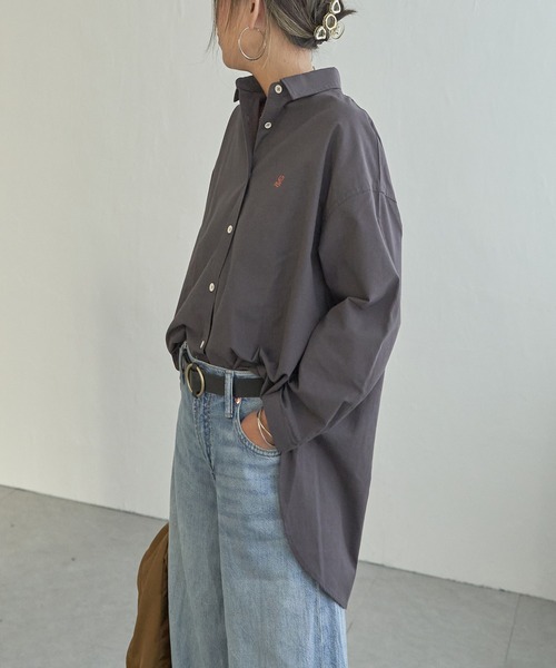 LBC（エルビーシー）の「ミニロゴ刺繍オーバーシャツ（シャツ/ブラウス・レディース・ライトグレー/チャコールグレー/ベージュ・M）」の2枚目の写真