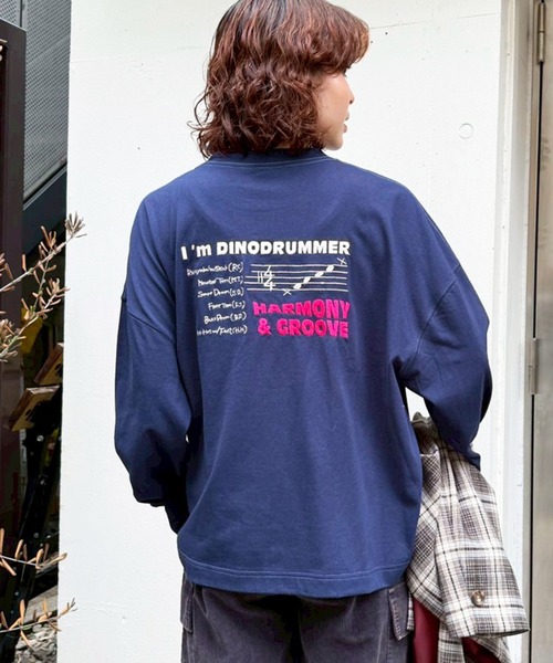 DOUBLE NAME（ダブルネーム）の「バンドを組みたい恐竜刺しゅうロンTEE（Tシャツ/カットソー・レディース・レッド/ブラック/オフホワイト/ネイビー・FREE）」の3枚目の写真