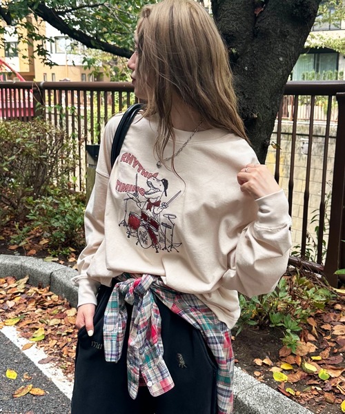 DOUBLE NAME（ダブルネーム）の「バンドを組みたい恐竜刺しゅうロンTEE（Tシャツ/カットソー・レディース・レッド/ブラック/オフホワイト/ネイビー・FREE）」の2枚目の写真