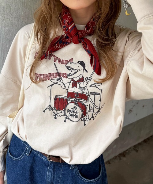 DOUBLE NAME（ダブルネーム）の「バンドを組みたい恐竜刺しゅうロンTEE（Tシャツ/カットソー・レディース・レッド/ブラック/オフホワイト/ネイビー・FREE）」の5枚目の写真