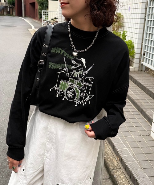 DOUBLE NAME（ダブルネーム）の「バンドを組みたい恐竜刺しゅうロンTEE（Tシャツ/カットソー・レディース・レッド/ブラック/オフホワイト/ネイビー・FREE）」の19枚目の写真