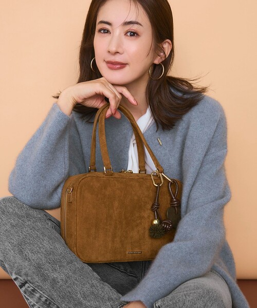 23区(ニジュウサンク)の「【WEB&一部店舗限定】スエード ボストン バッグ(ボストンバッグ・レディース・ブラック系/カーキ系/黄土色系・F)」の1枚目の写真