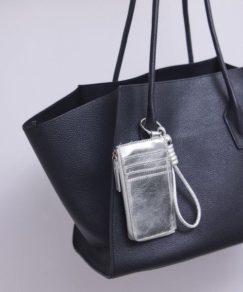 ADAM ET ROPE'(アダムエロペ)の「【WEB限定】カードケース付きチャームストラップ(カードケース・レディース・ブラウン/レッド/ブラック/シルバー・FREE)」の4枚目の写真