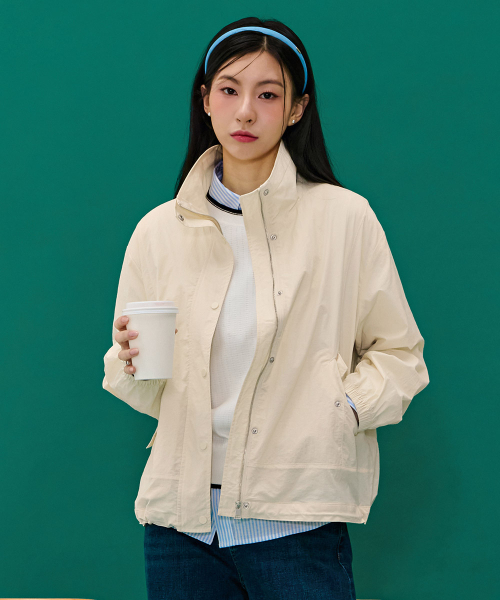 CHASECULT(チェイスカルト)の「女性ハイネック軽量ジャンパー-アイボリー(ナイロンジャケット・レディース・オートミール・90/85)」の4枚目の写真