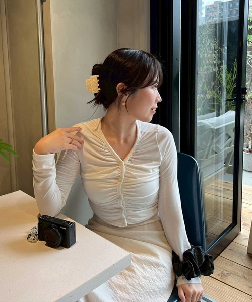Reurie'(レウリィ)の「ギャザーカーディガン(ayaka select) 春 秋 冬 カットソー Vネック ギャザー クロップド丈 コンパクト シンプル(カーディガン/ボレロ・レディース・ホワイト・FREE)」の4枚目の写真