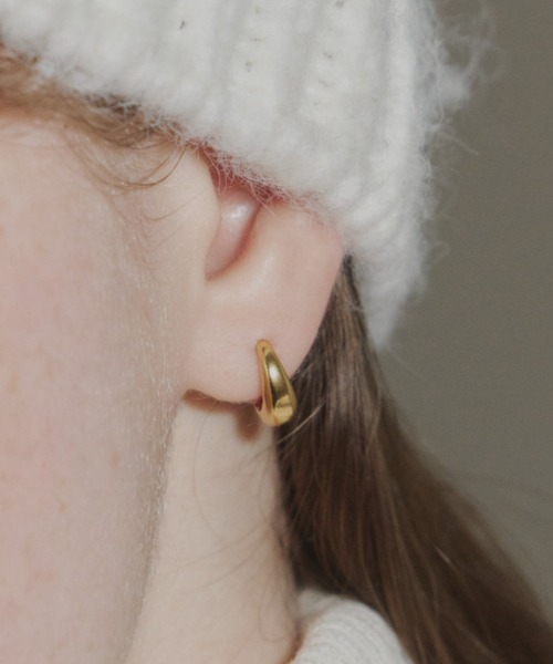 GIUNON(ジウノン)の「tiny drop hoop pierce / タイニードロップフープピアス(ピアス(両耳用)・レディース・シルバー/ゴールド・FREE)」の2枚目の写真