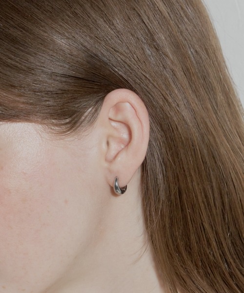 GIUNON(ジウノン)の「tiny drop hoop pierce / タイニードロップフープピアス(ピアス(両耳用)・レディース・シルバー/ゴールド・FREE)」の4枚目の写真