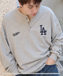 MLB（メジャーリーグベースボール）の「MLB/メジャーリーグベースボール 別注 ロゴ刺繍 オーバーサイズ ヘンリーネック スウェット（スウェット）」
