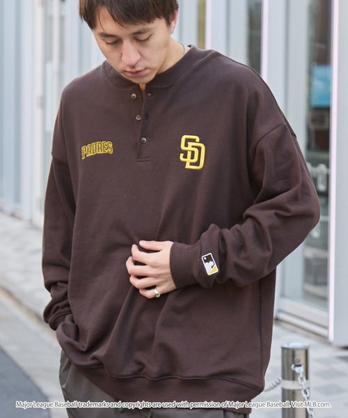 MLB（メジャーリーグベースボール）の「MLB/メジャーリーグベースボール 別注 ロゴ刺繍 オーバーサイズ ヘンリーネック スウェット（スウェット・メンズ・ブラック/杢グレー/ダークブラウン・L/M/S）」の12枚目の写真