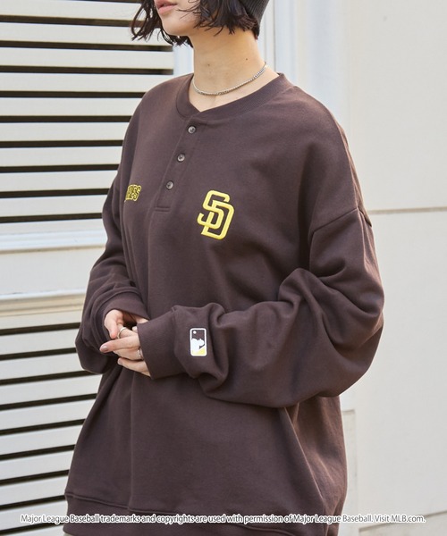 MLB（メジャーリーグベースボール）の「MLB/メジャーリーグベースボール 別注 ロゴ刺繍 オーバーサイズ ヘンリーネック スウェット（スウェット・メンズ・ブラック/杢グレー/ダークブラウン・L/M/S）」の19枚目の写真