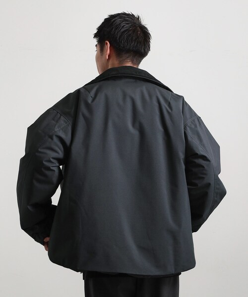THE SHOP TK （ザ ショップ ティーケー ）の「【洗濯機可】きれいめにもカジュアルにも スタンドネックジップブルゾン（ブルゾン・メンズ・チャコールグレー/ブラック・04/03/02）」の4枚目の写真