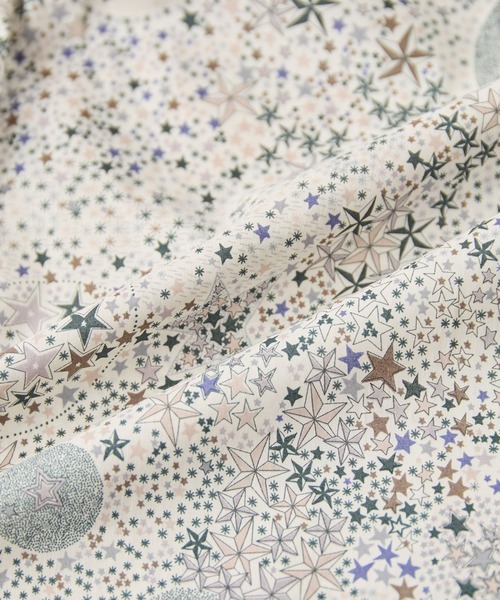 LA MARINE FRANCAISE（マリン フランセーズ）の「リバティプリントスタンドブラウス（シャツ/ブラウス・レディース・ブルー/グレー・FREE）」の5枚目の写真