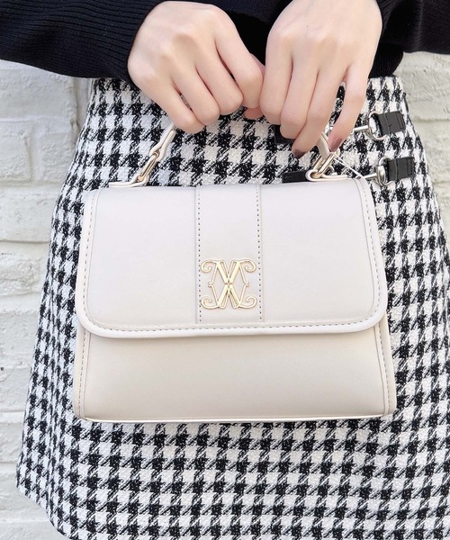 INGNI（イング）の「エンブレム付ショルダーバッグ（ハンドバッグ・レディース・ブラック/ホワイト・-）」の3枚目の写真