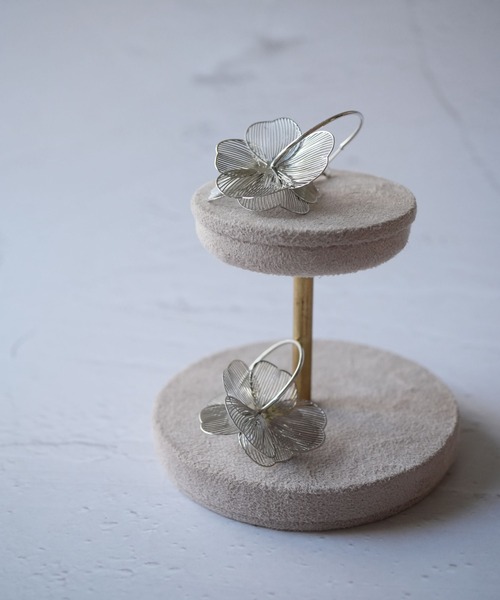 Port（ポート）の「【 Port / ポート 】 メタル フラワー フープピアス #（ピアス（両耳用）・レディース・ゴールド/シルバー・FREE）」の3枚目の写真