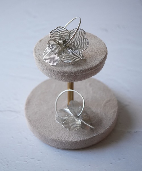 Port（ポート）の「【 Port / ポート 】 メタル フラワー フープピアス #（ピアス（両耳用）・レディース・ゴールド/シルバー・FREE）」の4枚目の写真