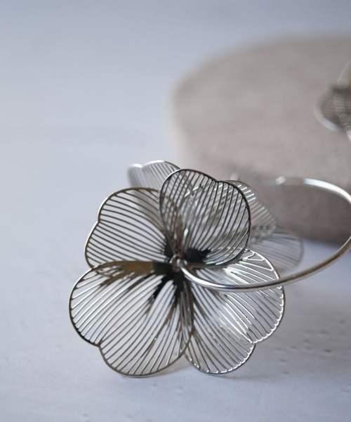 Port（ポート）の「【 Port / ポート 】 メタル フラワー フープピアス #（ピアス（両耳用）・レディース・ゴールド/シルバー・FREE）」の5枚目の写真